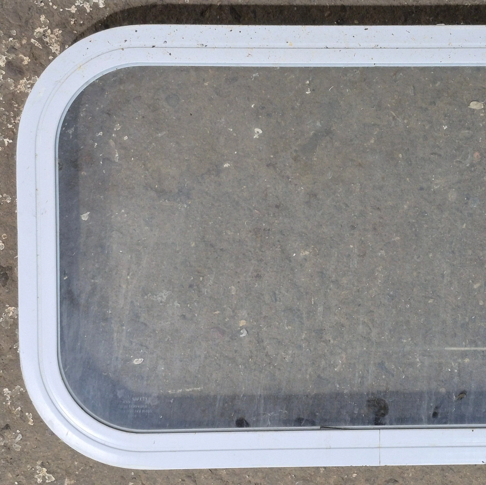 Used White Radius Non Opening Window : 23 3/4" W x 13 3/4" H x 1 7/8" D - Image 2