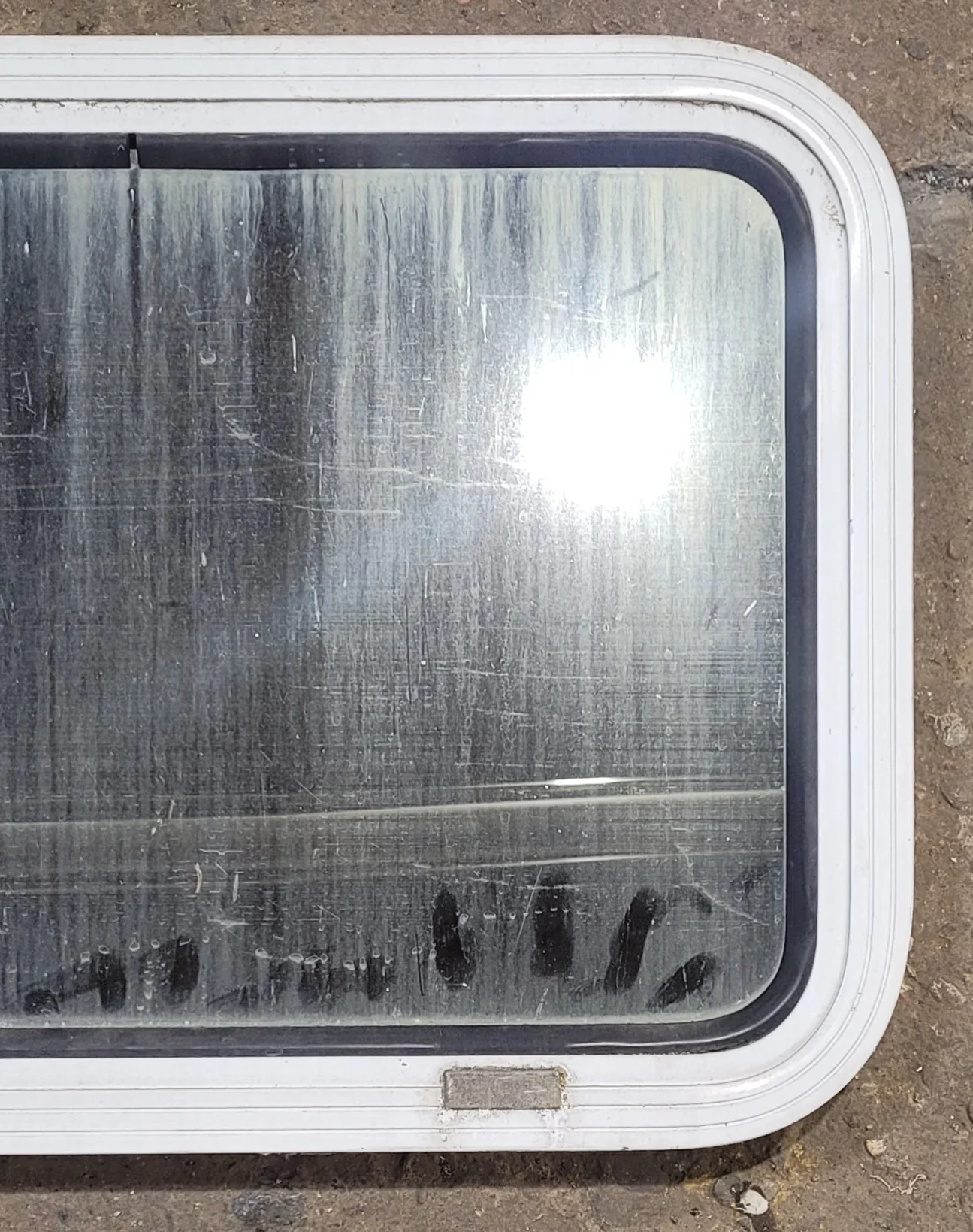 Used White Radius Non Opening Window : 24" W x 16 1/2" H x 1 7/8" D - Image 3