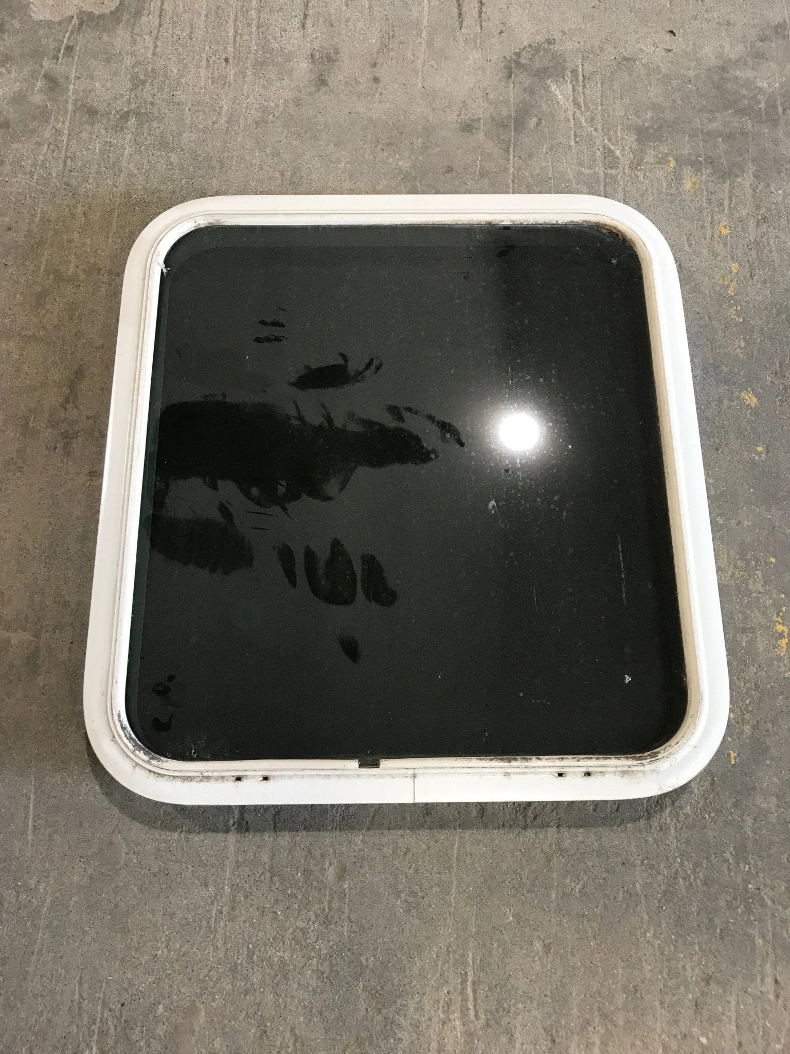 Used White Radius Non Opening Window : 25 1/2" W x 23 1/2" H x 1 3/4" D - Image 2