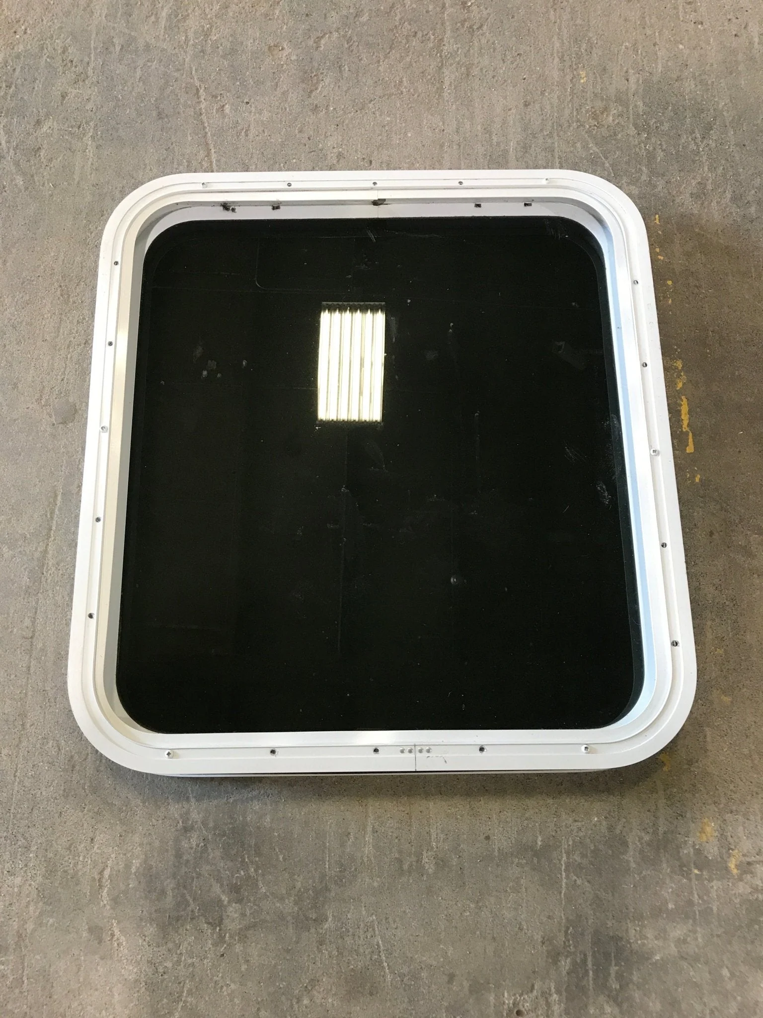 Used White Radius Non Opening Window : 25 1/2" W x 23 1/2" H x 1 3/4" D - Image 5