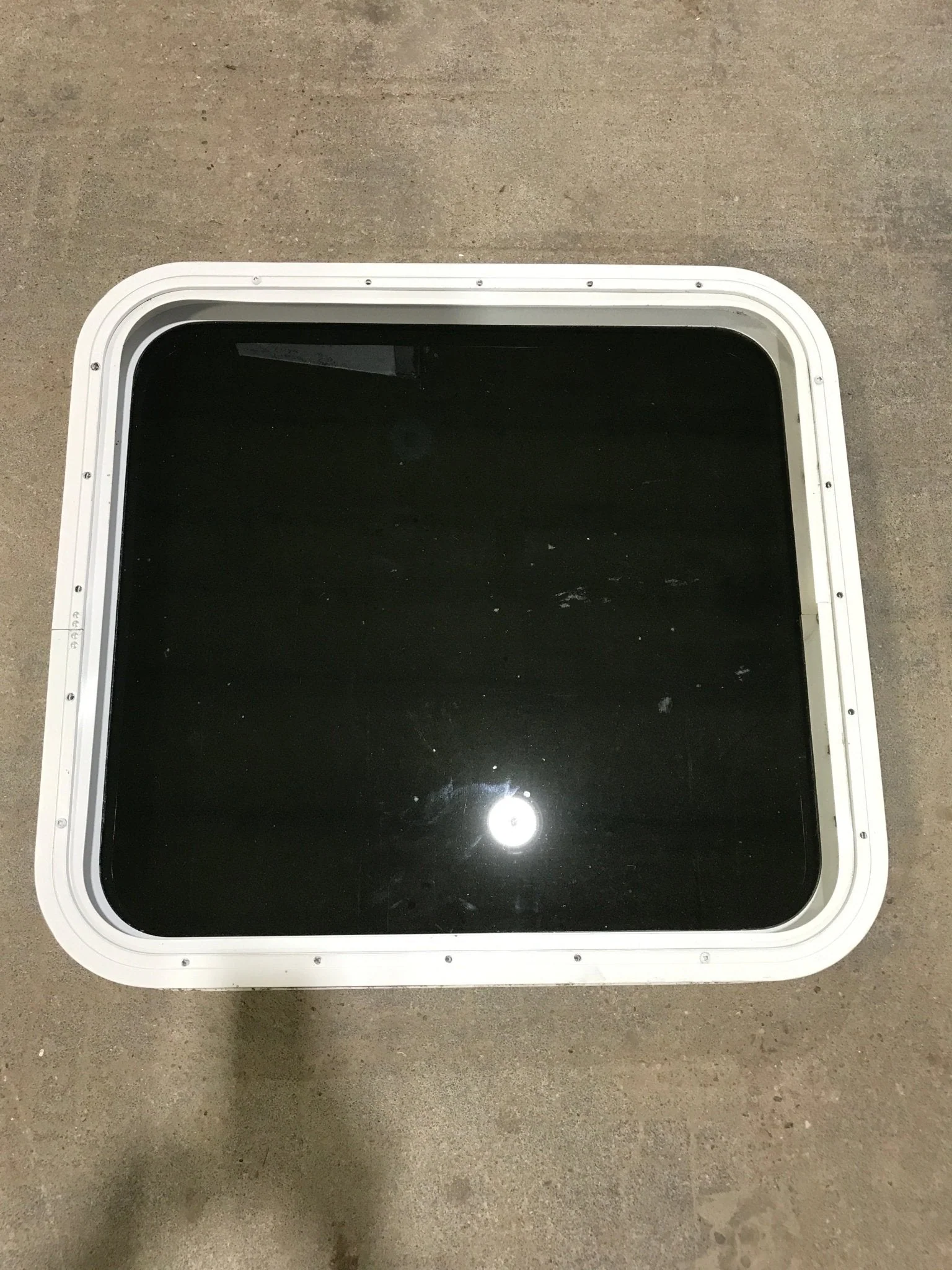 Used White Radius Non Opening Window : 25 1/2" W x 23 1/2" H x 1 3/4" D - Image 5