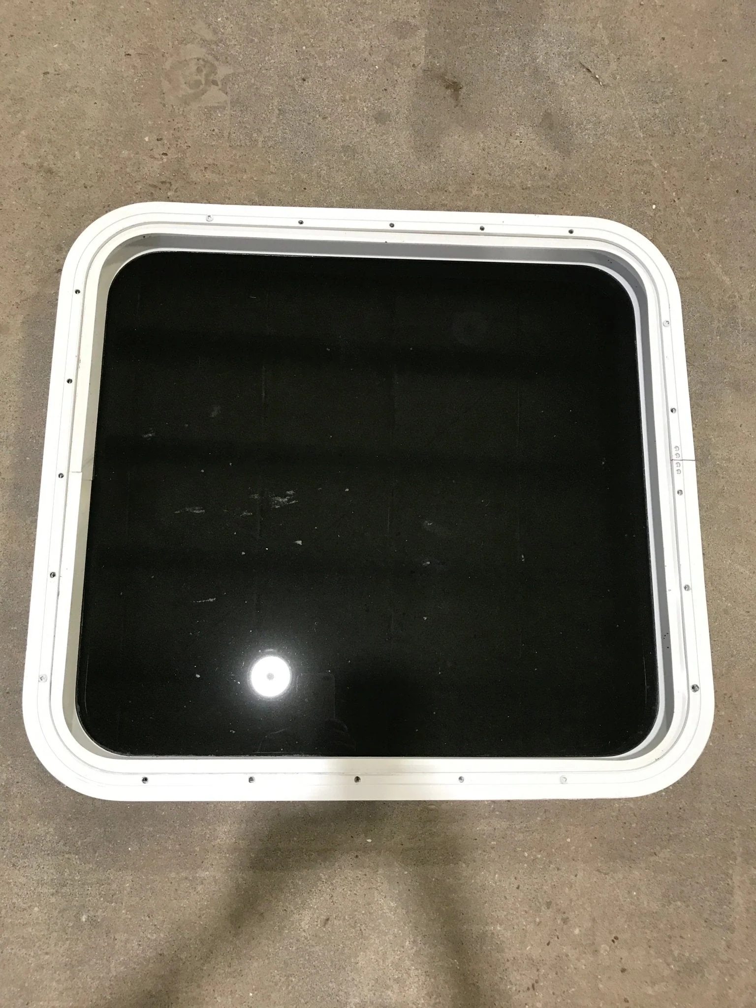 Used White Radius Non Opening Window : 25 1/2" W x 23 1/2" H x 1 3/4" D - Image 6