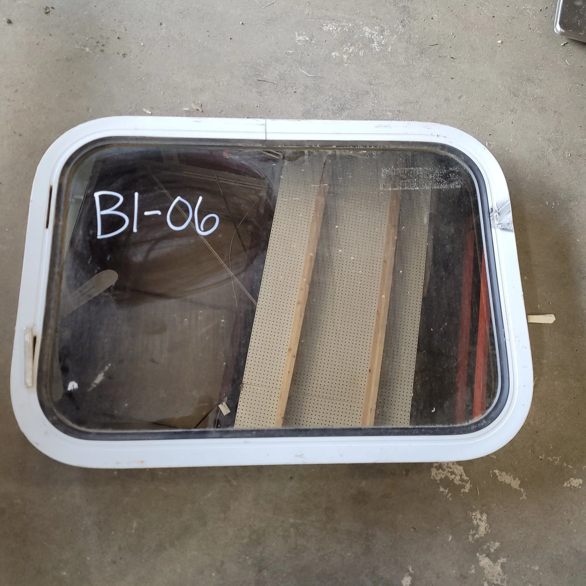 Used White Radius Non-Opening Window : 26 1/2 X 18 1/2 X 2" D