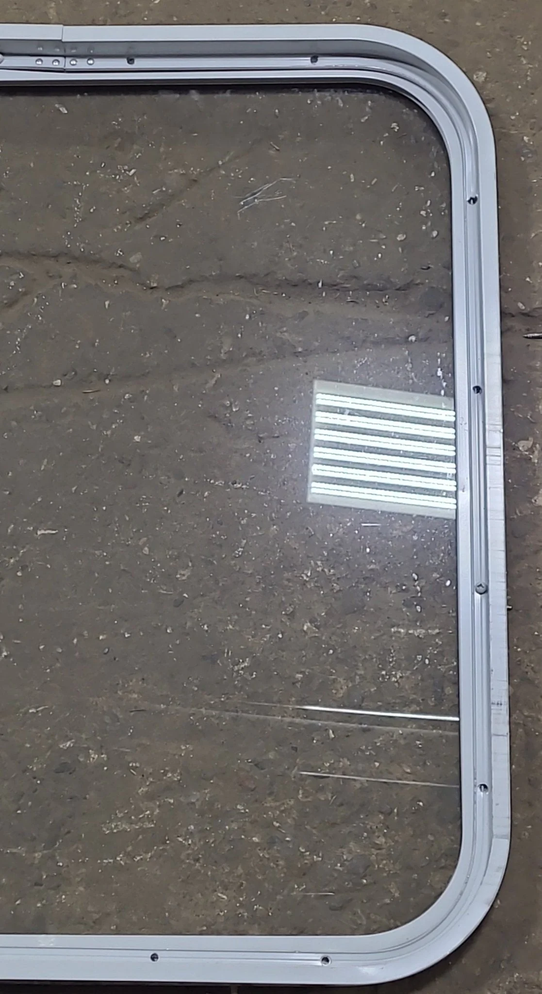 Used White Radius Non Opening Window : 23 1/2" W x 25 3/4" H x 1 7/8" D - Image 6