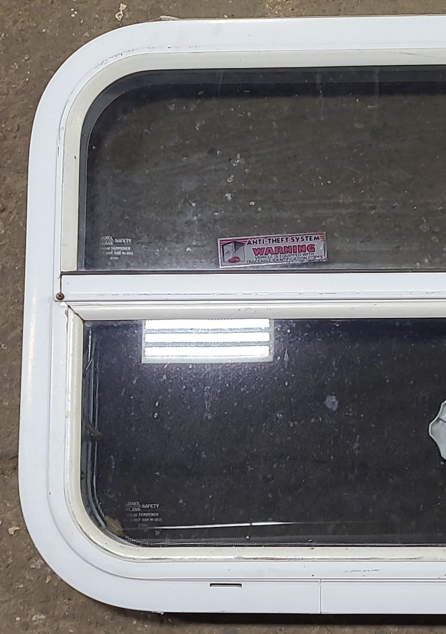 Used White Radius Opening Window : 23 3/8" W x 17 1/2" H x 1 7/8" D - Image 3