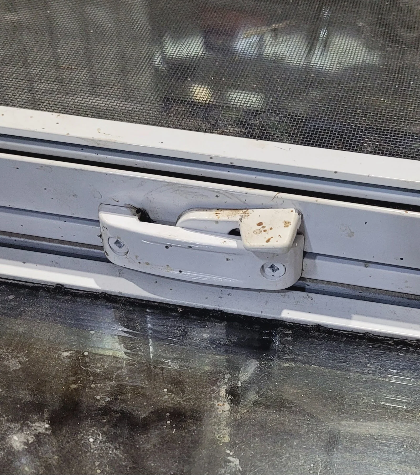 Used White Radius Opening Window : 24" W x 21 1/2" H x 1 7/8" D - Image 6