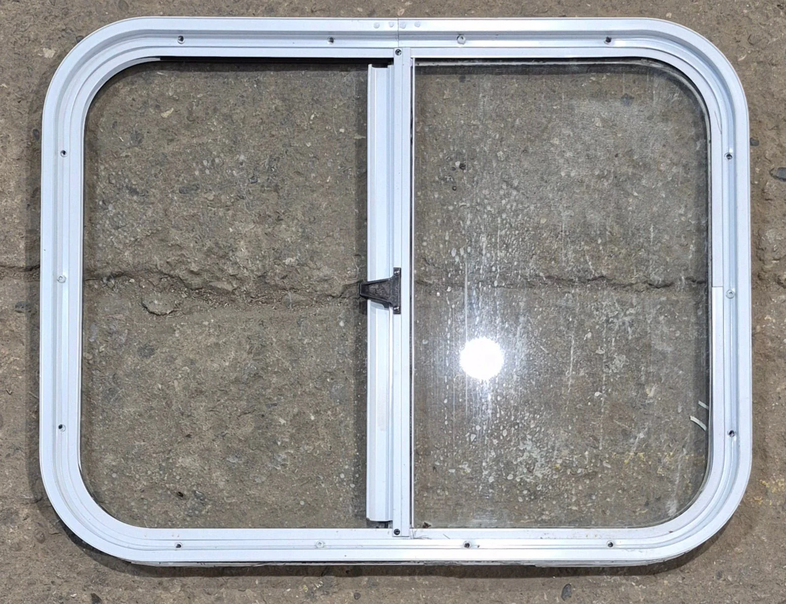 Used White Radius Opening Window : 25 1/2" W x 19 1/2" H x 1 1/4" D - Image 5