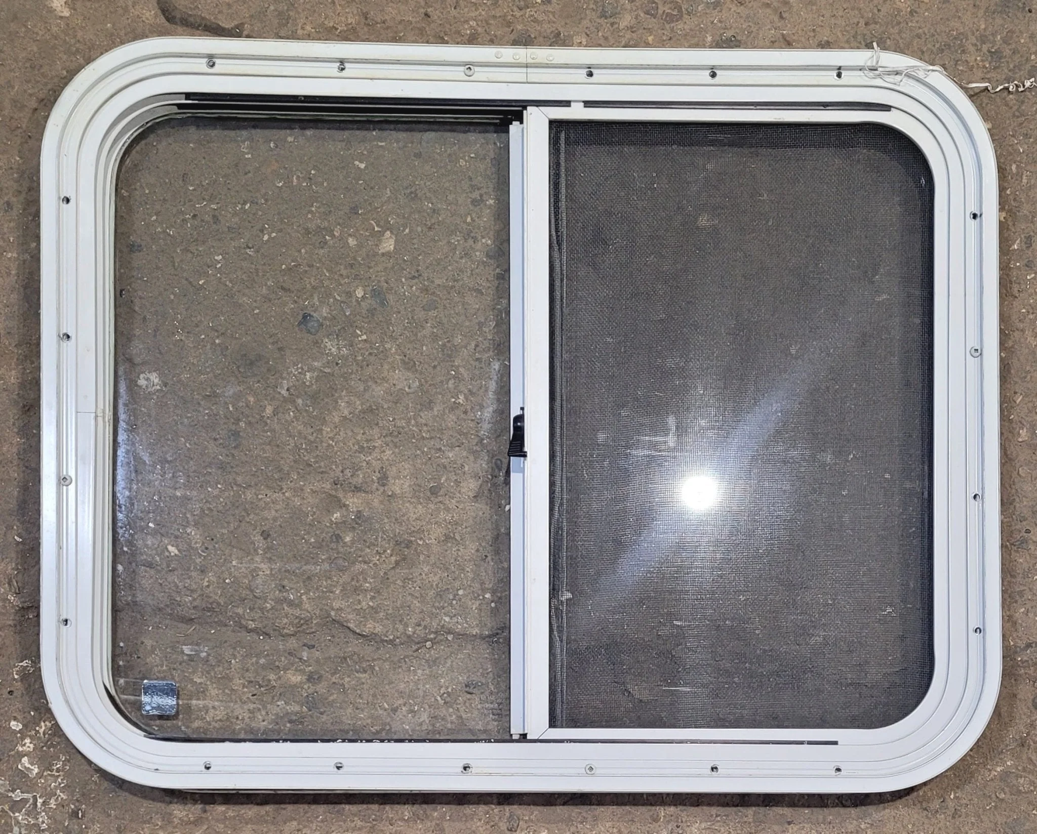 Used White Radius Opening Window : 26 1/2" W x 20 1/2" H x 1 1/4" D - Image 5