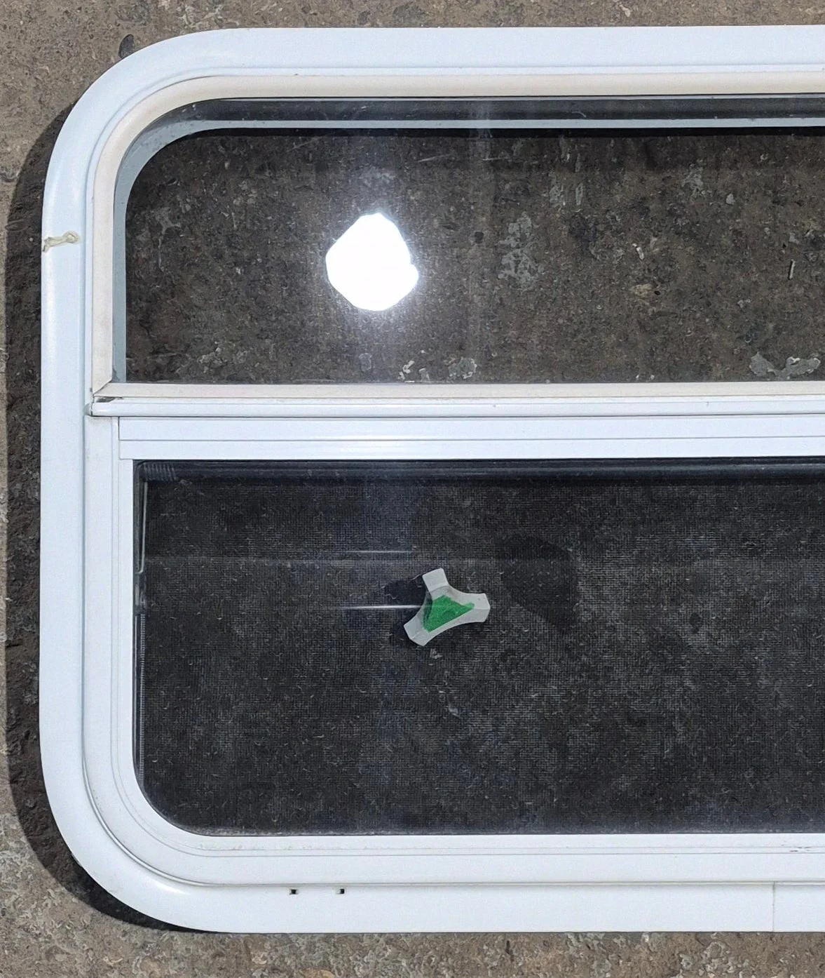 Used White Radius Opening Window : 29 1/2" W x 19 1/4" H x 1 7/8" D - Image 3