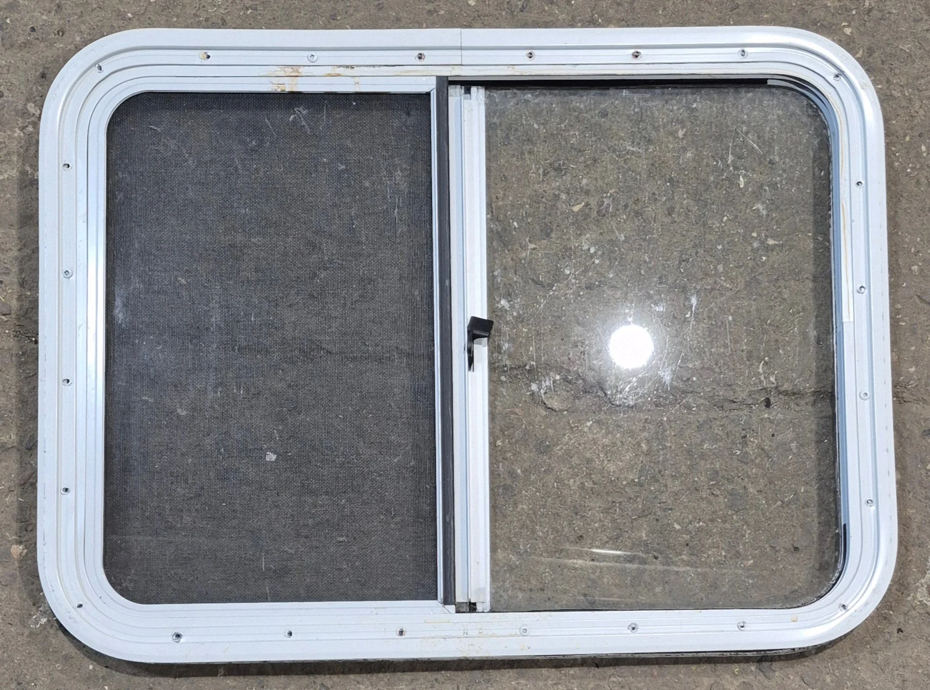 Used White Radius Opening Window : 29 1/4" W x 21 1/2" H x 1 1/4" D - Image 4