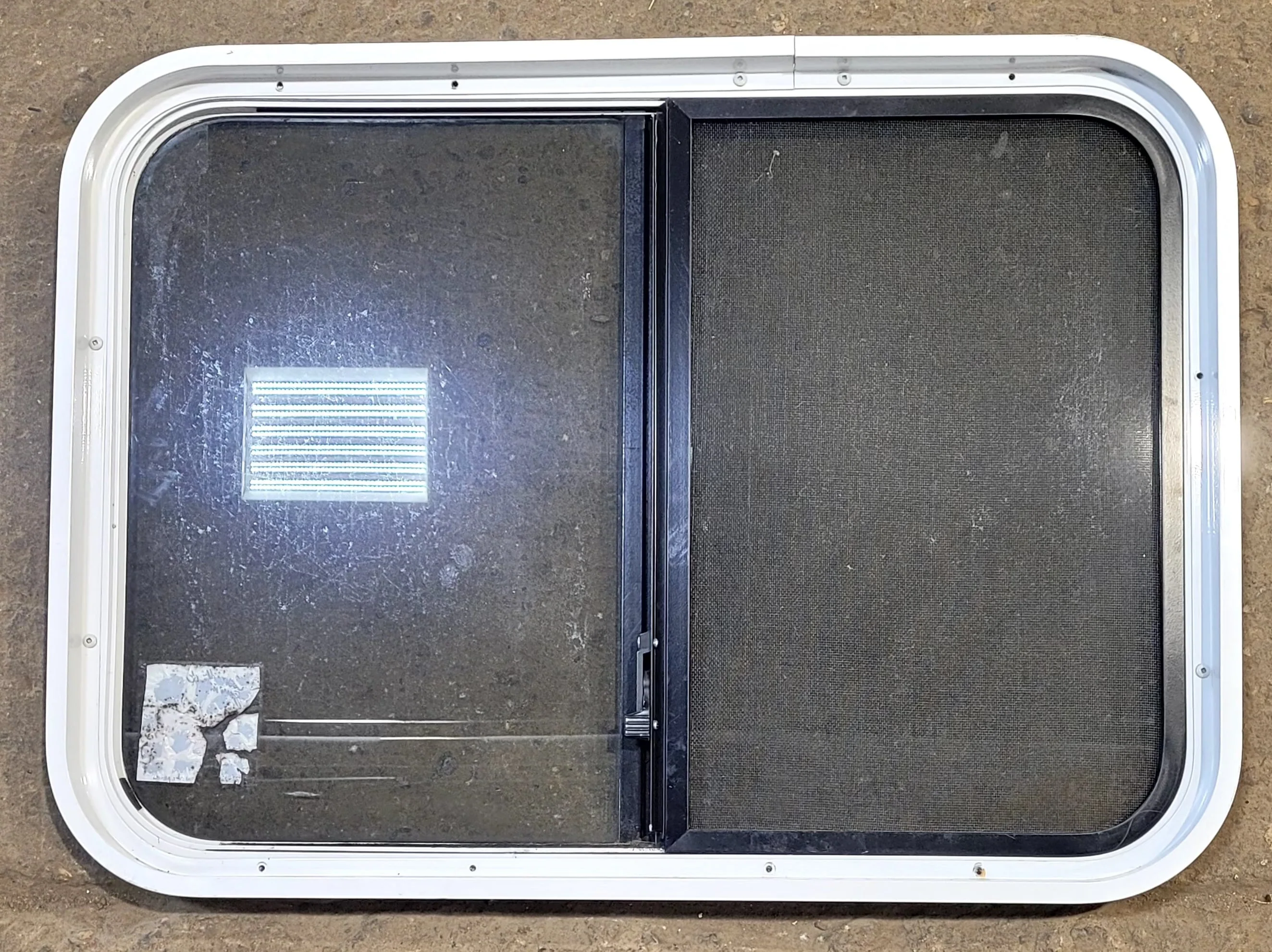 Used White Radius Opening Window : 30 1/4" W x 21 3/4" H x 1 3/4" D - Image 4