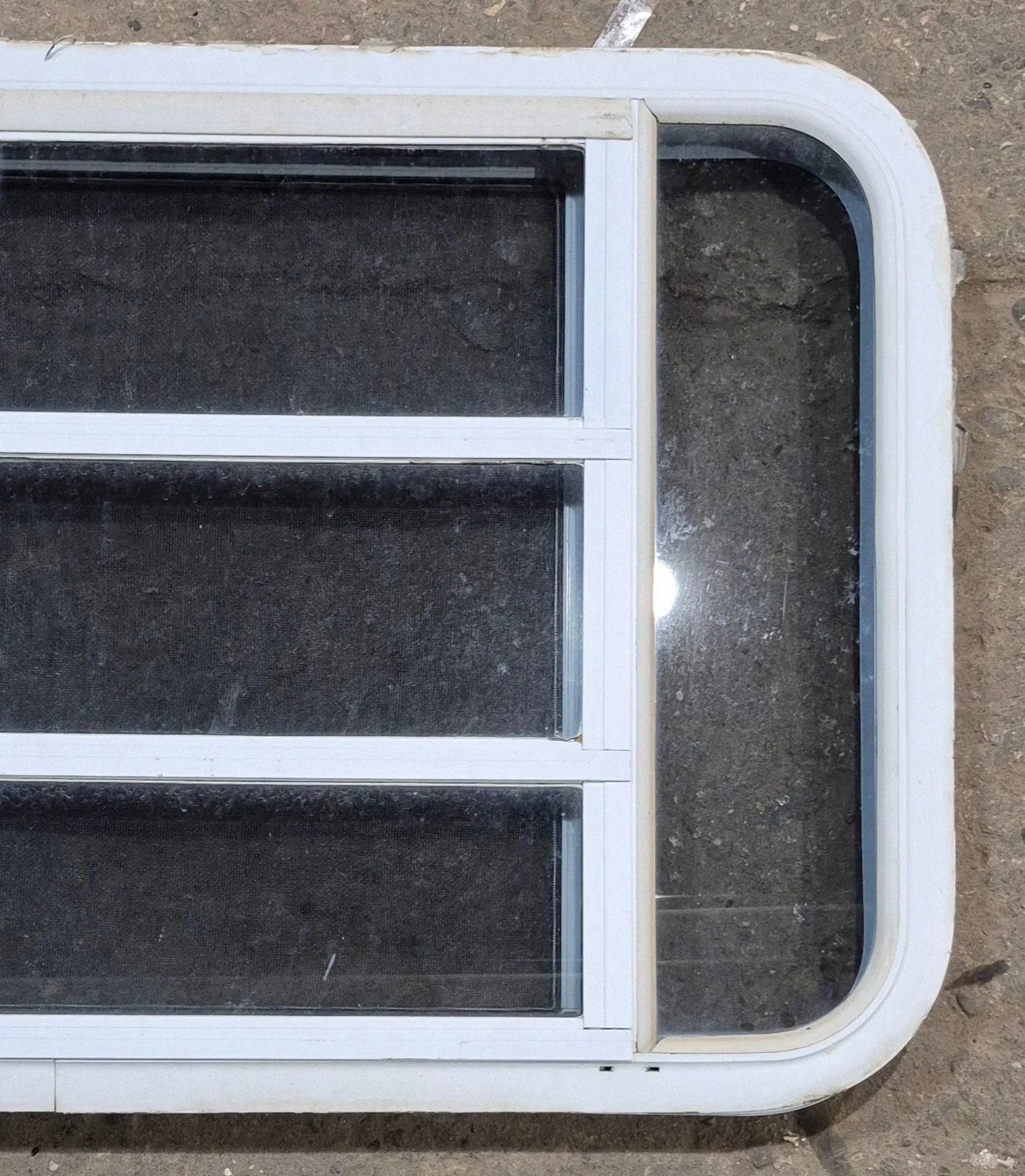Used White Radius Opening Window : 35 1/4" W x 21 1/4" H x 1 7/8" D - Image 3