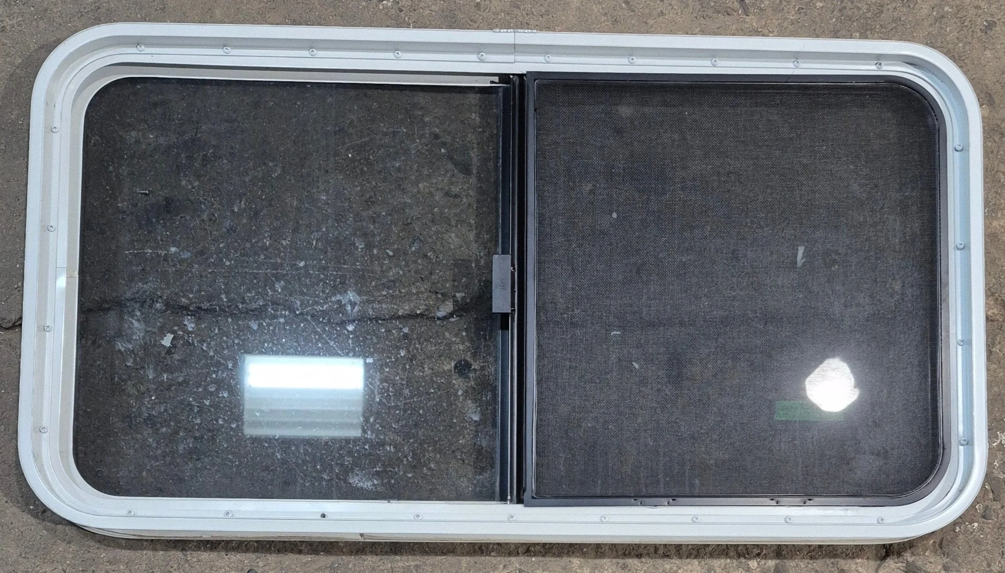 Used White Radius Opening Window : 41 1/4" W x 21 1/4" H x 1 3/4" D - Image 4