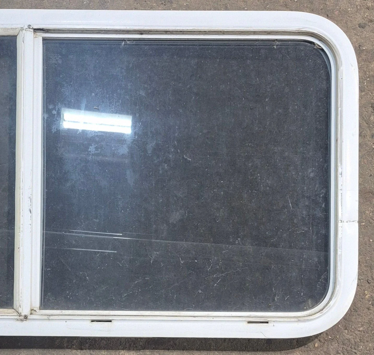Used White Radius Opening Window : 45 1/2" W x 21 1/4" H x 1 3/4" D - Image 3