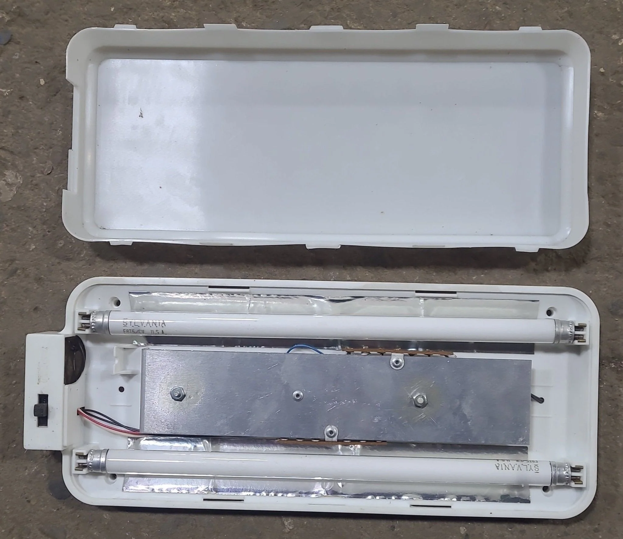 Used Xantech Dual Florescent Light Fixture - Image 2