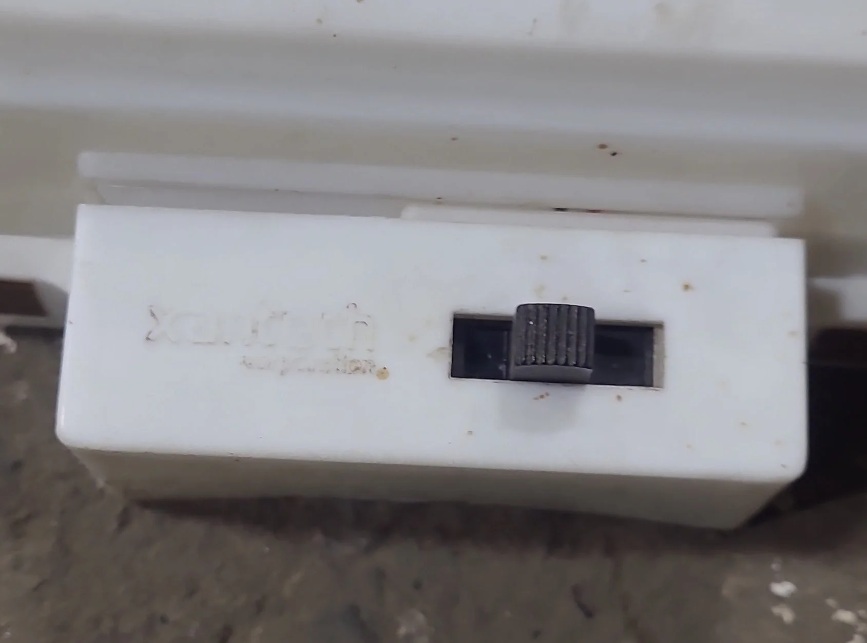 Used Xantech Dual Florescent Light Fixture - Image 3
