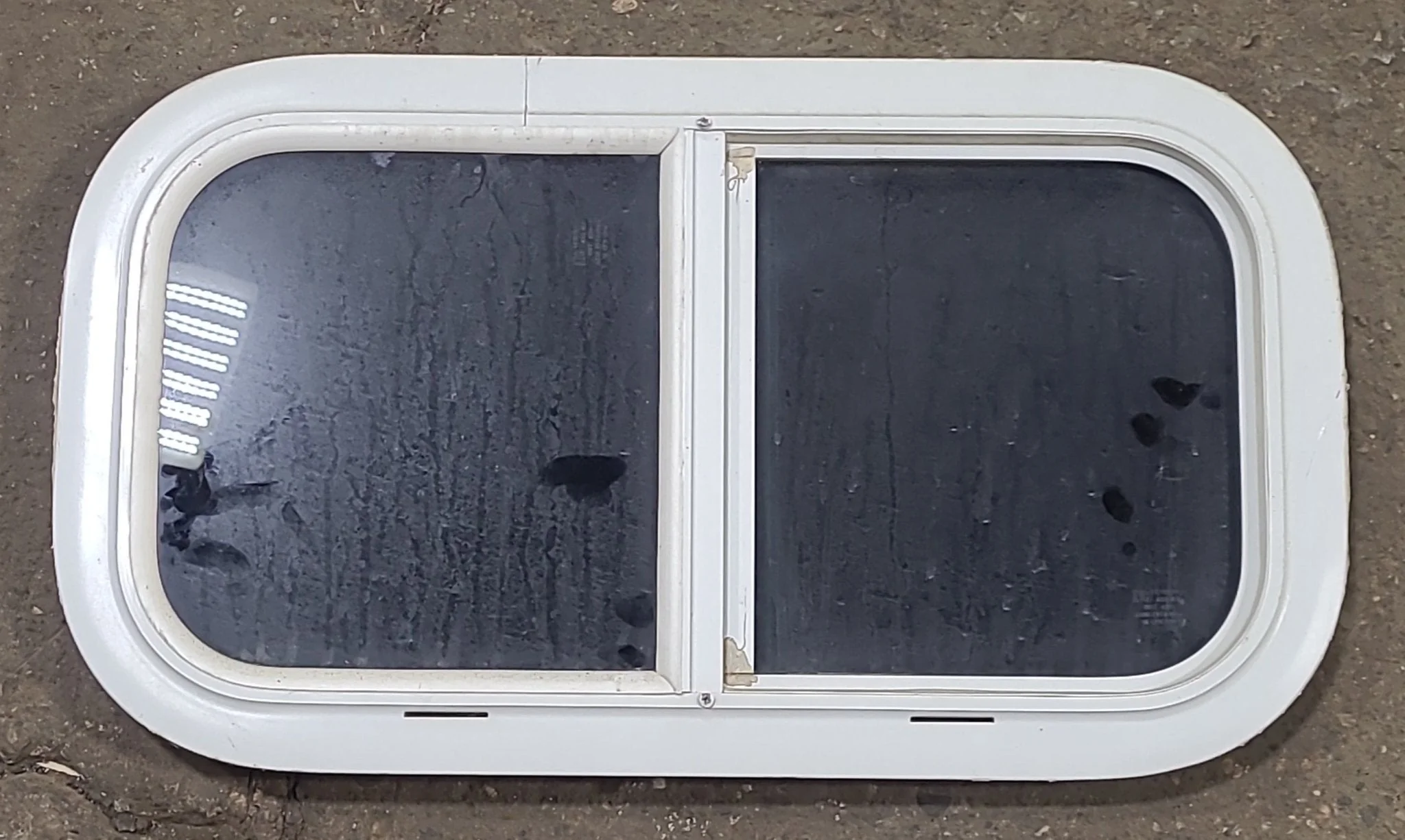 White Radius Opening Window : 21 3/4" W X 11 1/2" H X 3/4" D